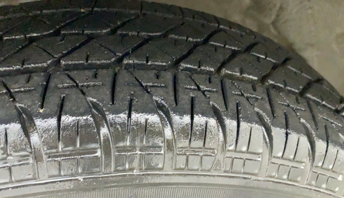 2015 Maruti Swift LXI (O), Petrol, Manual, 63,072 km, Left Front Tyre Tread