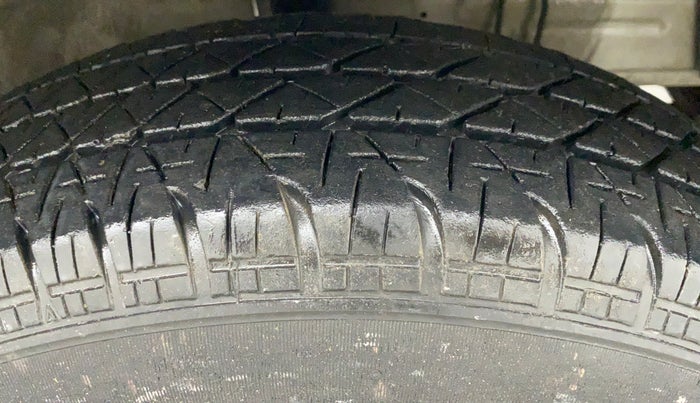 2015 Maruti Swift LXI (O), Petrol, Manual, 63,072 km, Right Front Tyre Tread