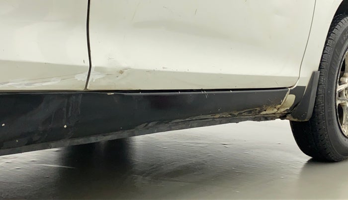 2015 Maruti Swift LXI (O), Petrol, Manual, 63,072 km, Right running board - Slightly dented