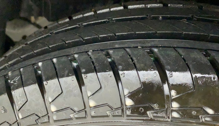 2015 Maruti Swift LXI (O), Petrol, Manual, 63,072 km, Left Rear Tyre Tread