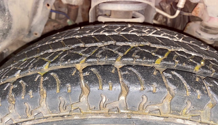 2016 Mahindra TUV300 T8, Diesel, Manual, 37,779 km, Right Front Tyre Tread