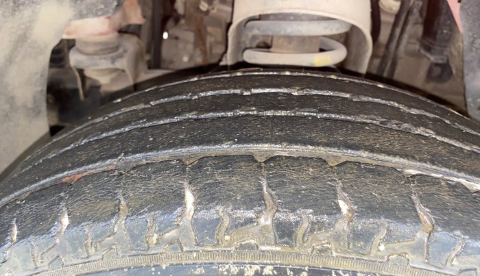 2016 Mahindra TUV300 T8, Diesel, Manual, 37,779 km, Left Front Tyre Tread