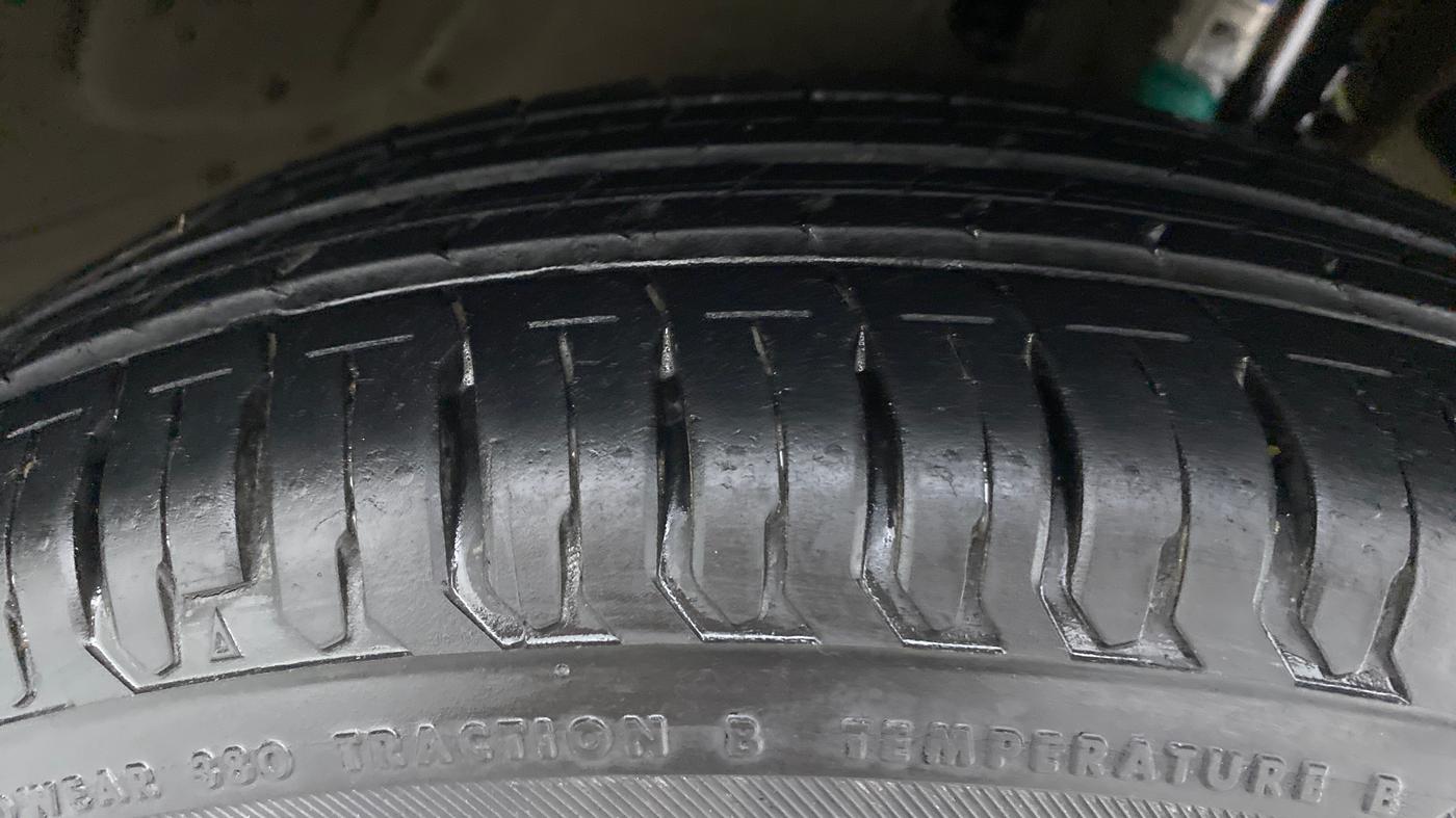 2017 Maruti Dzire VXI, Petrol, Manual, 33,249 km, Right Front Tyre Tread