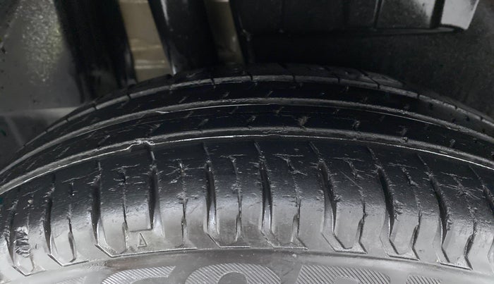 2017 Maruti Dzire VXI, Petrol, Manual, 33,249 km, Right Rear Tyre Tread