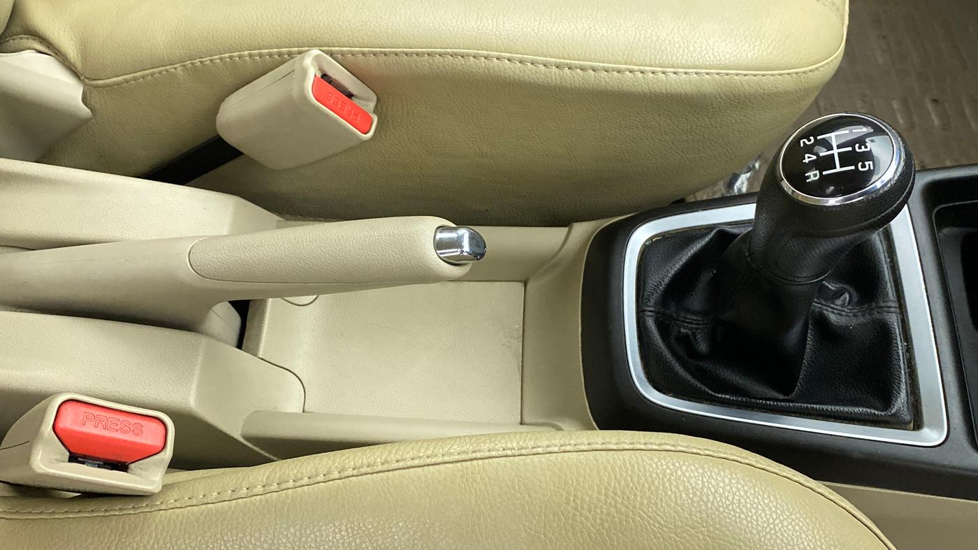 2017 Maruti Dzire VXI, Petrol, Manual, 33,249 km, Gear Lever