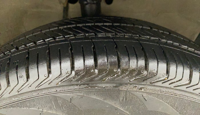 2011 Maruti Ritz VXI, Petrol, Manual, 1,06,726 km, Right Front Tyre Tread