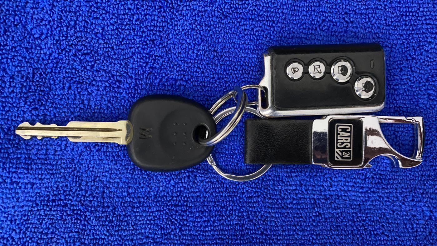 2016 Hyundai i10 MAGNA 1.1, Petrol, Manual, 20,567 km, Key Close Up
