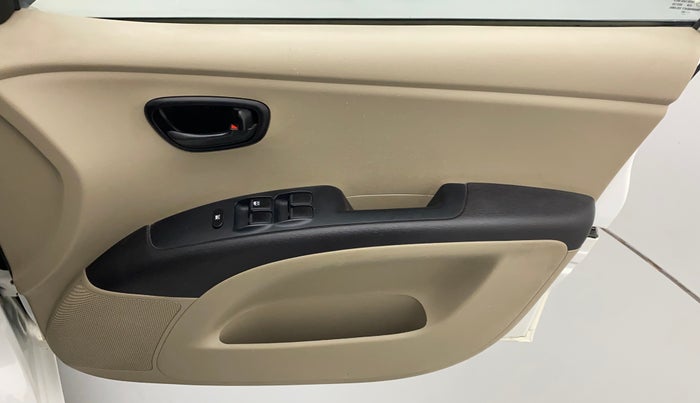 2016 Hyundai i10 MAGNA 1.1, Petrol, Manual, 20,567 km, Right front window switch / handle - Power window makes minor noise
