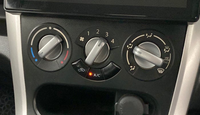 2014 Maruti Ritz VXI, Petrol, Manual, 82,506 km, AC Unit - Directional switch has minor damage