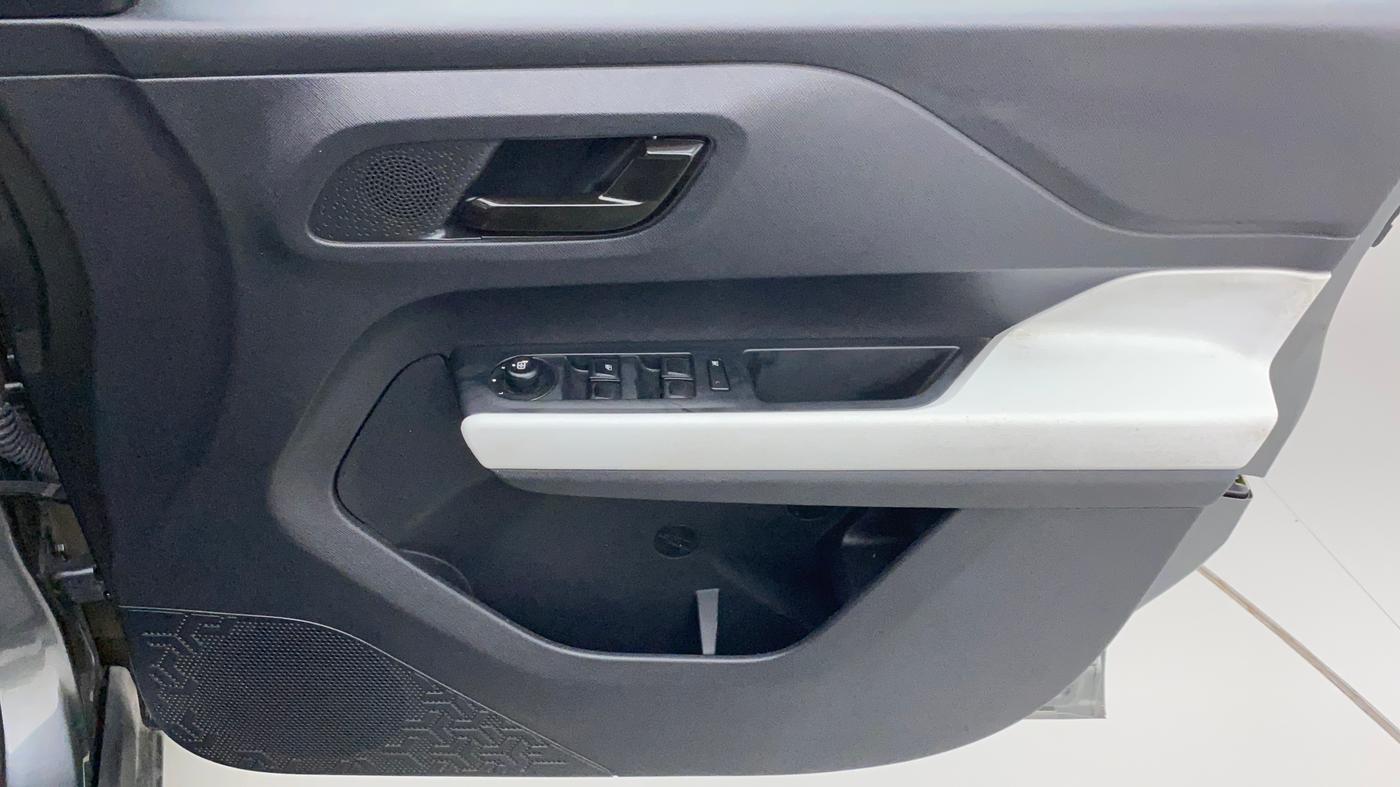 2023 Tata PUNCH ACCOMPLISHED MT, Petrol, Manual, 13,132 km, Driver Side Door Panels Control