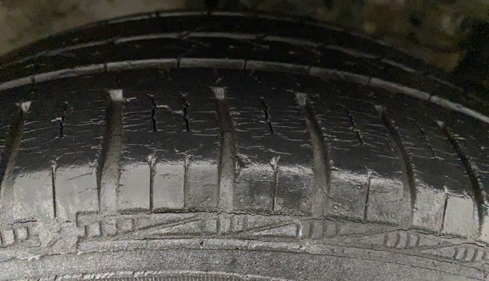 2013 Maruti Ertiga ZXI, Petrol, Manual, 39,406 km, Right Rear Tyre Tread