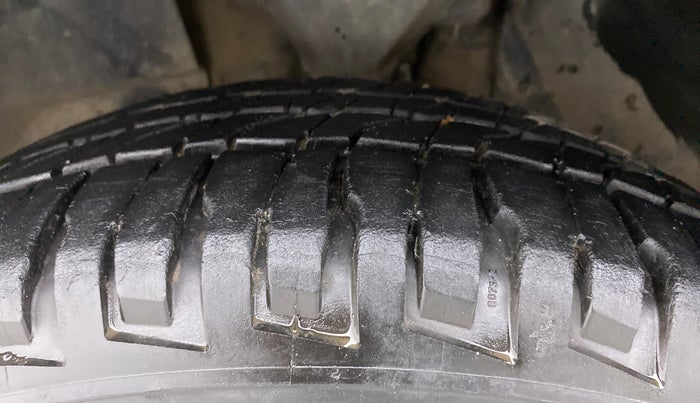 2013 Mahindra XUV500 W8, Diesel, Manual, 80,437 km, Left Front Tyre Tread