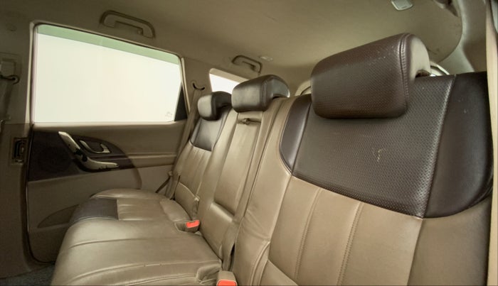 2013 Mahindra XUV500 W8, Diesel, Manual, 80,437 km, Right Side Rear Door Cabin