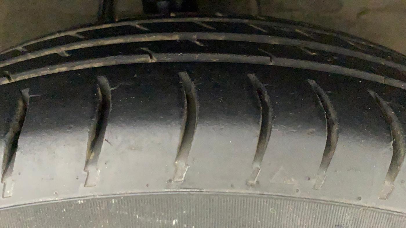 2012 Maruti Ritz ZXI, Petrol, Manual, 66,566 km, Right Front Tyre Tread