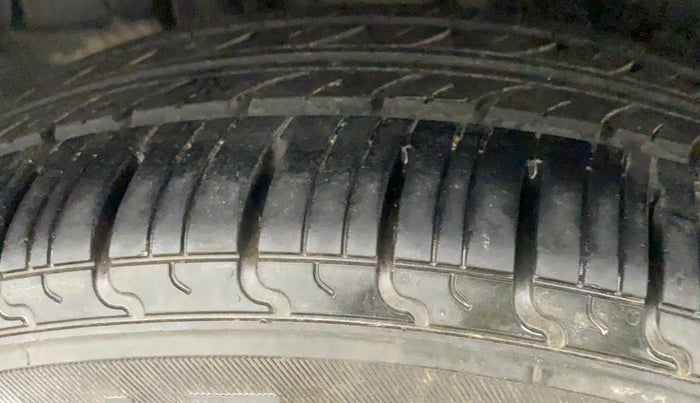 2015 Maruti Ertiga VXI, Petrol, Manual, 86,010 km, Right Rear Tyre Tread