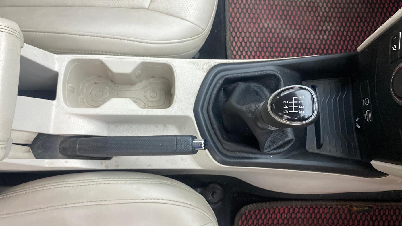 2019 Mahindra XUV300 W6 1.2 PETROL, Petrol, Manual, 45,892 km, Gear Lever