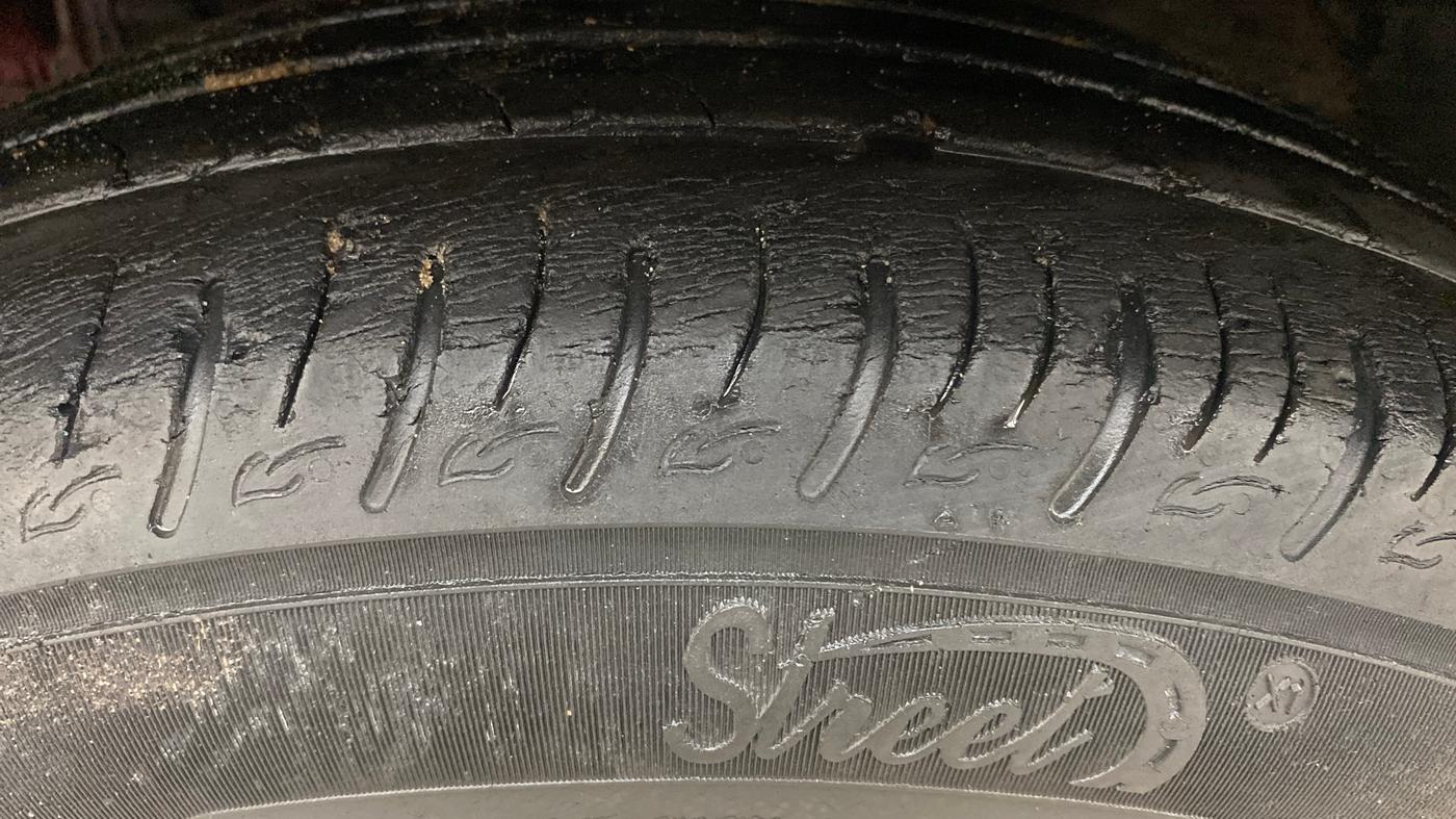 2019 Mahindra XUV300 W6 1.2 PETROL, Petrol, Manual, 45,892 km, Left Front Tyre Tread