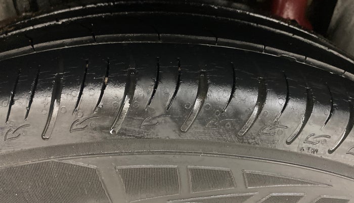 2019 Mahindra XUV300 W6 1.2 PETROL, Petrol, Manual, 45,892 km, Right Rear Tyre Tread