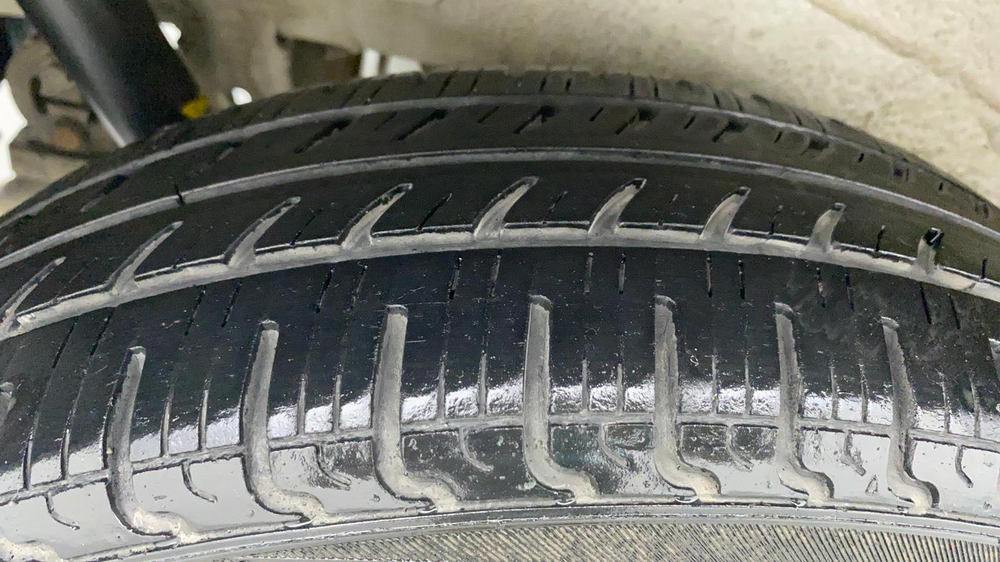2013 Maruti Wagon R Stingray VXI, Petrol, Manual, 83,077 km, Right Rear Tyre Tread
