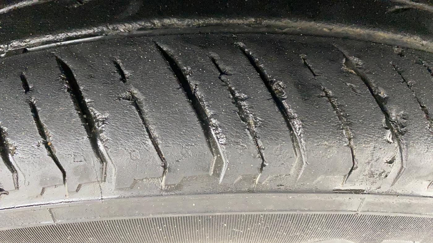 2021 Nissan MAGNITE XV PREMIUM TURBO CVT, Petrol, Automatic, 25,621 km, Right Front Tyre Tread