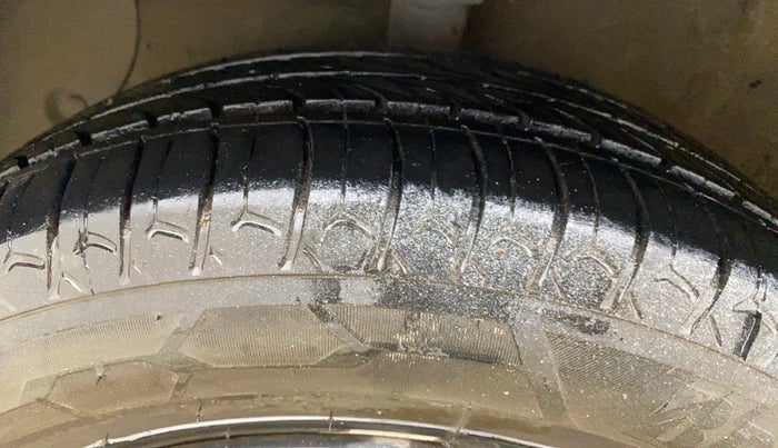 2017 Hyundai Grand i10 SPORTZ 1.2 KAPPA VTVT, CNG, Manual, 51,423 km, Left Front Tyre Tread