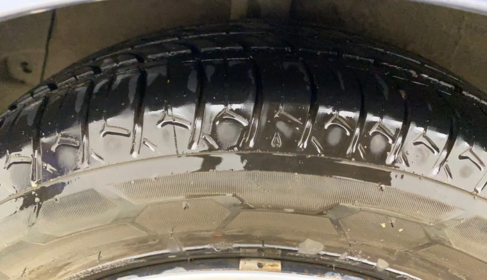 2017 Hyundai Grand i10 SPORTZ 1.2 KAPPA VTVT, CNG, Manual, 51,423 km, Right Rear Tyre Tread