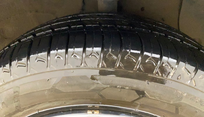 2017 Hyundai Grand i10 SPORTZ 1.2 KAPPA VTVT, CNG, Manual, 51,423 km, Right Front Tyre Tread