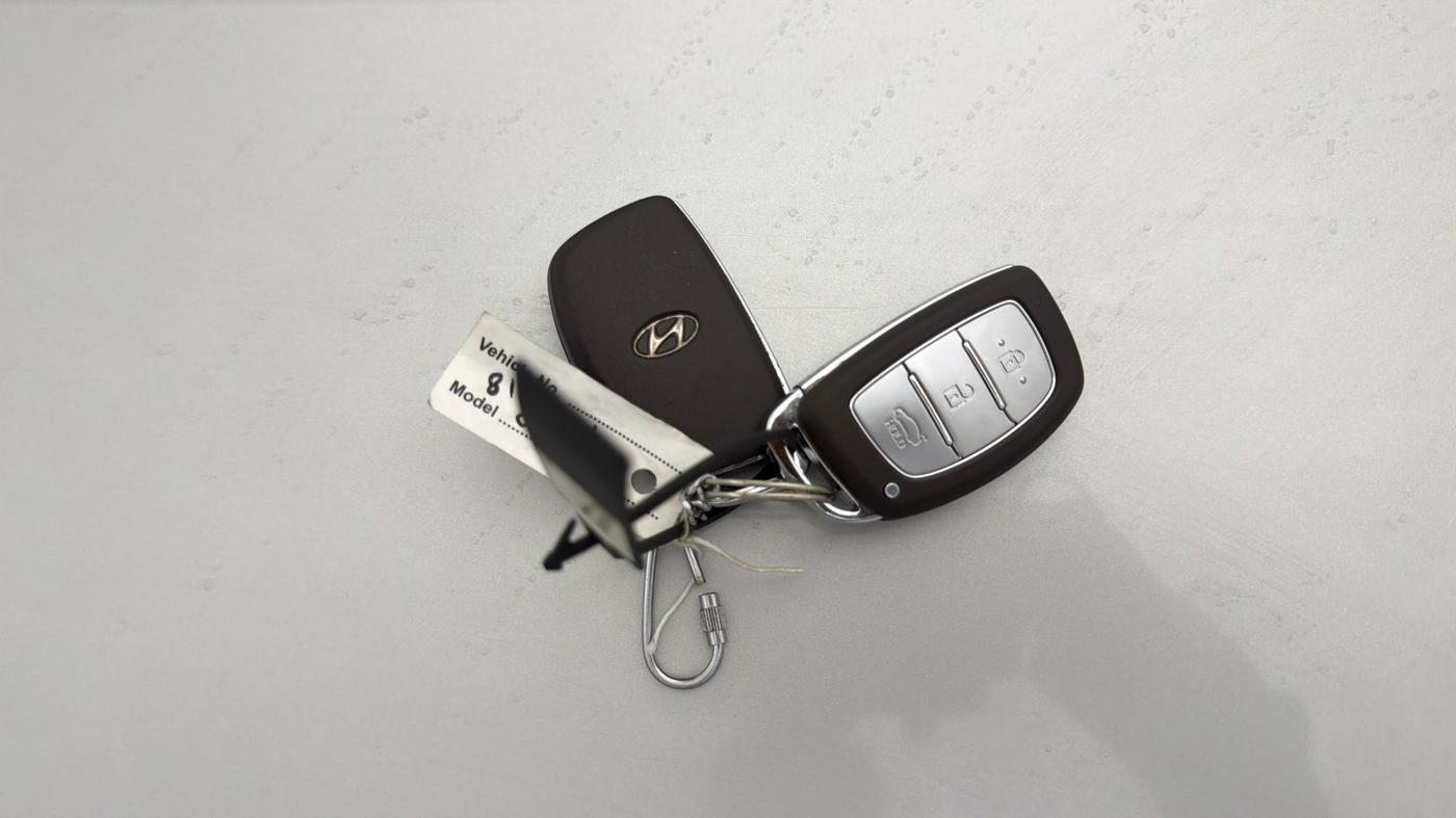 2015 Hyundai Grand i10 ASTA AT 1.2 KAPPA VTVT, Petrol, Automatic, 30,270 km, Key Close Up