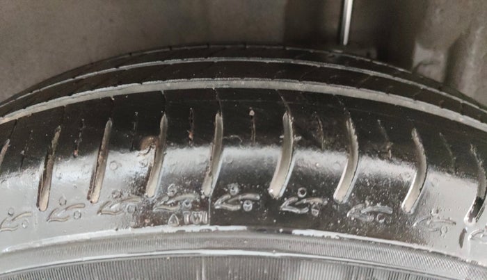 2013 Maruti Swift VXI, Petrol, Manual, 70,013 km, Left Rear Tyre Tread