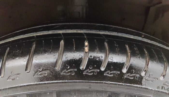 2013 Maruti Swift VXI, Petrol, Manual, 70,013 km, Right Front Tyre Tread