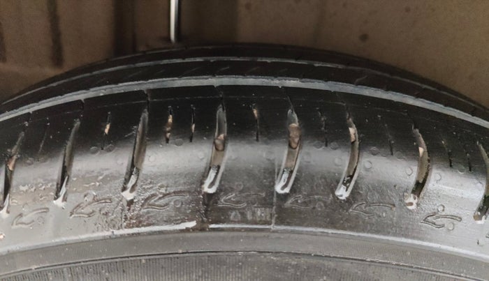 2013 Maruti Swift VXI, Petrol, Manual, 70,013 km, Right Rear Tyre Tread