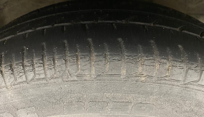 2011 Hyundai i10 SPORTZ 1.2 KAPPA2, Petrol, Manual, 29,295 km, Right Front Tyre Tread