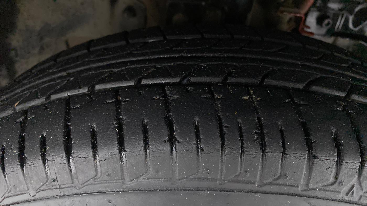 2016 Tata Tiago XE 1.2 REVOTRON, Petrol, Manual, 32,065 km, Right Front Tyre Tread