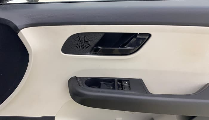 2022 Tata ALTROZ XE PETROL, Petrol, Manual, 28,802 km, Driver Side Door Panels Control
