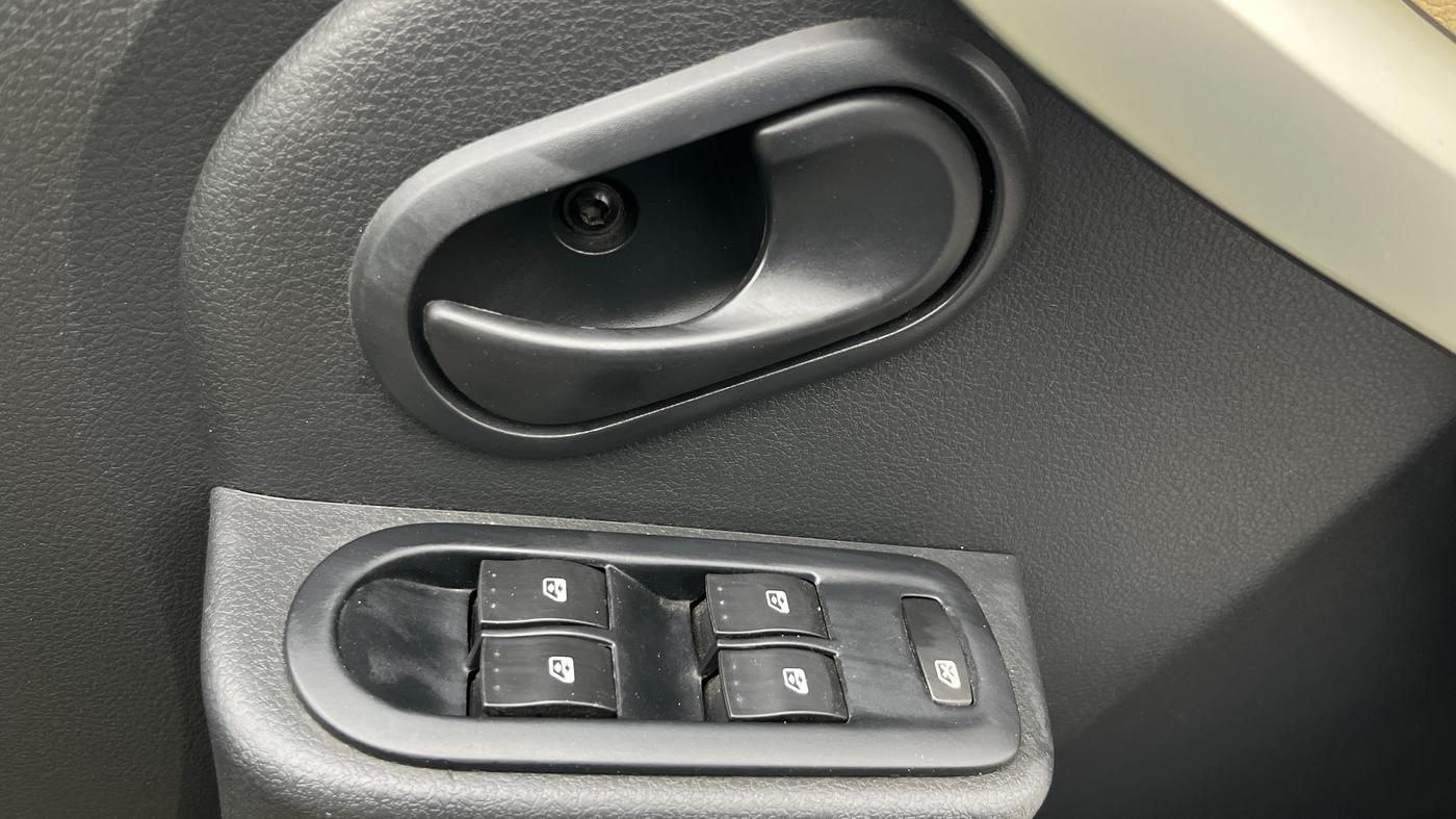 2013 Renault Duster 85 PS RXL DIESEL, Diesel, Manual, 75,232 km, Driver Side Door Panels Control