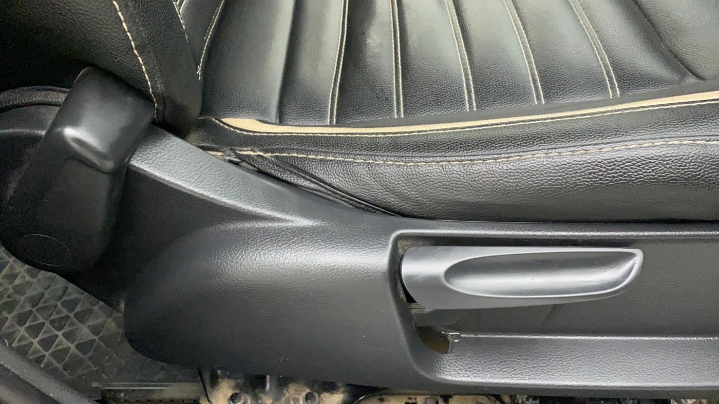 2017 Volkswagen Polo COMFORTLINE 1.2L, Petrol, Manual, 94,382 km, Driver Side Adjustment Panel