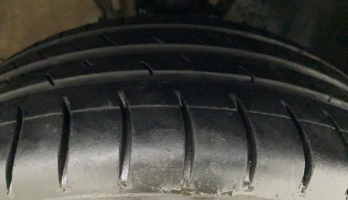 2017 Volkswagen Polo COMFORTLINE 1.2L, Petrol, Manual, 94,382 km, Right Front Tyre Tread