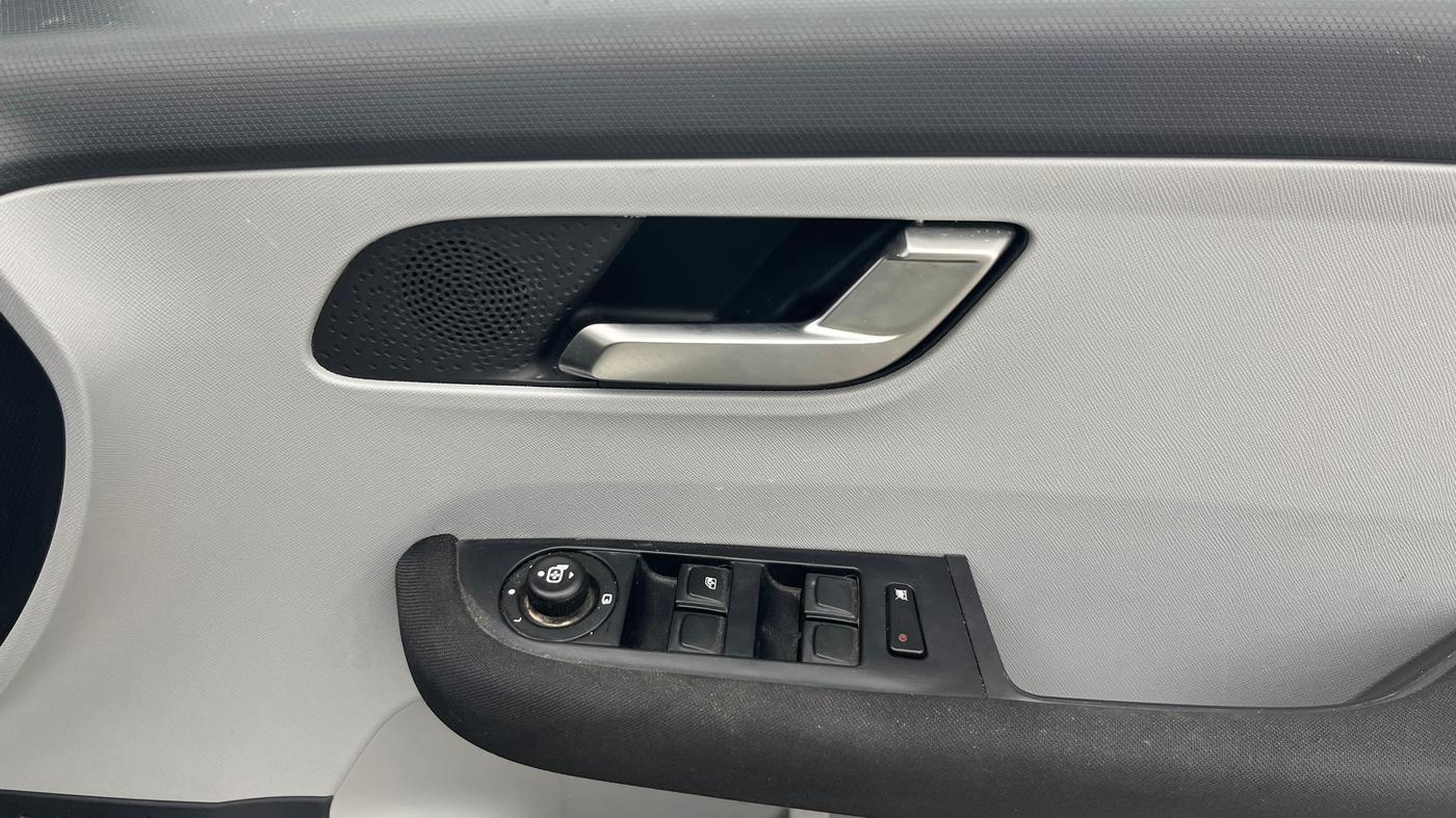 2020 Tata ALTROZ XZ PETROL, Petrol, Manual, 15,344 km, Driver Side Door Panels Control