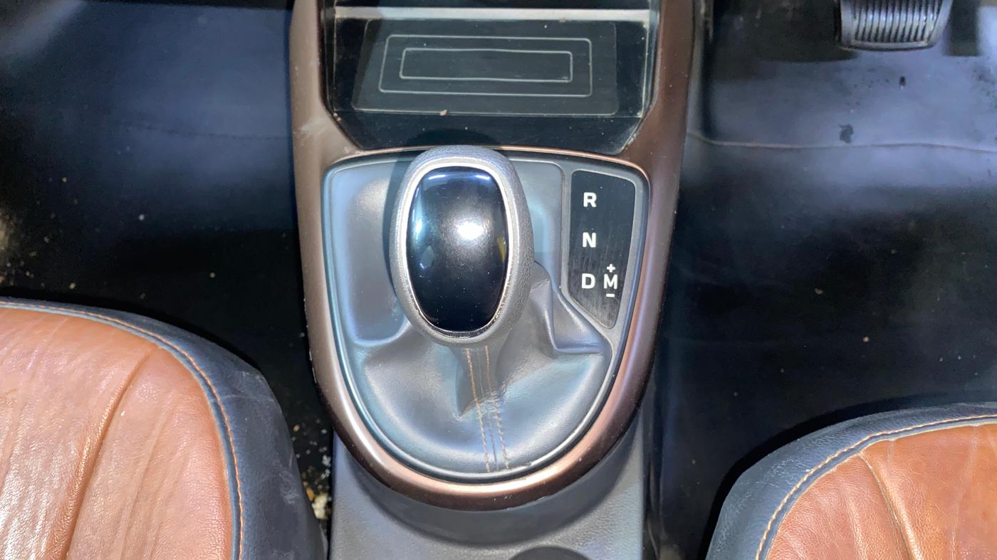 2021 Hyundai AURA SX PLUS 1.2 AMT, Petrol, Automatic, 1,01,354 km, Gear Lever