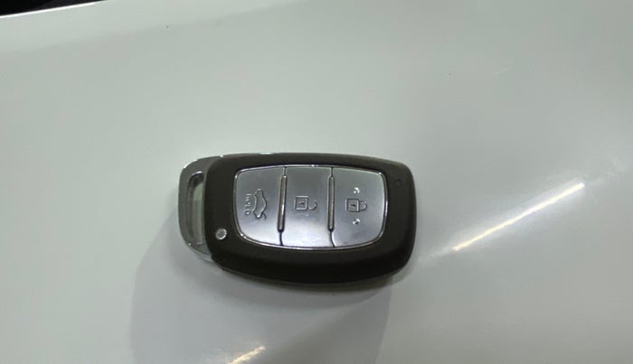 2021 Hyundai AURA SX PLUS 1.2 AMT, Petrol, Automatic, 1,01,354 km, Key Close Up