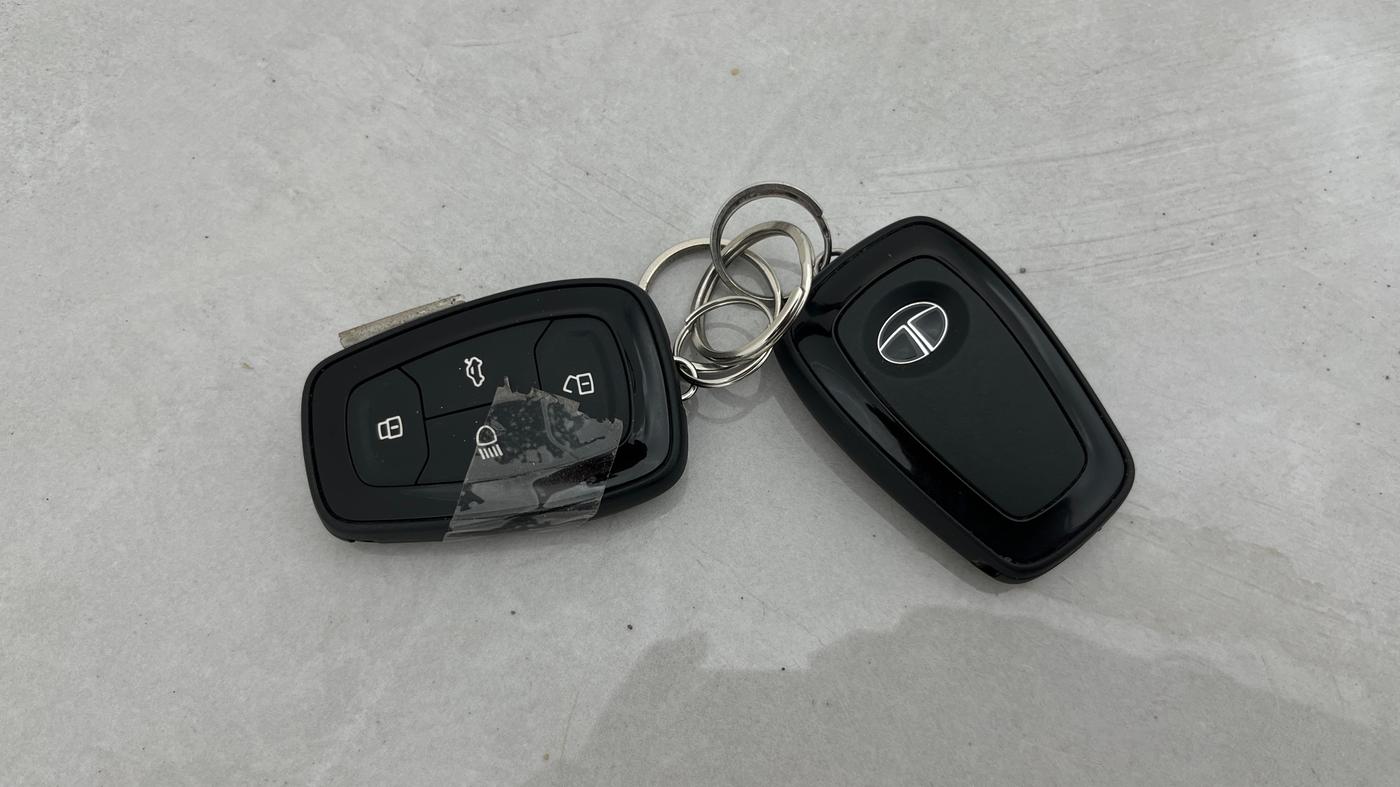 2020 Tata NEXON XZ PLUS (O) PETROL, Petrol, Manual, 41,846 km, Key Close Up