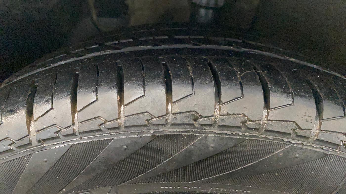 2021 Hyundai NEW I20 ASTA (O) 1.2 MT, CNG, Manual, 1,17,079 km, Left Front Tyre Tread
