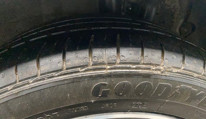 2021 Hyundai NEW I20 ASTA (O) 1.2 MT, CNG, Manual, 1,17,079 km, Left Rear Tyre Tread