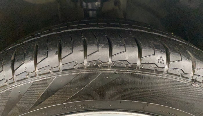 2021 Hyundai NEW I20 ASTA (O) 1.2 MT, CNG, Manual, 1,17,079 km, Right Front Tyre Tread