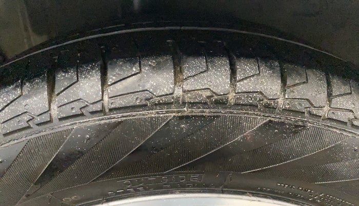 2021 Hyundai NEW I20 ASTA (O) 1.2 MT, CNG, Manual, 1,17,079 km, Right Rear Tyre Tread