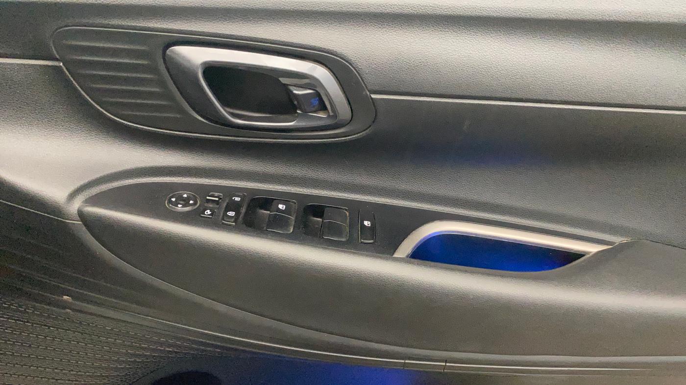 2021 Hyundai NEW I20 ASTA (O) 1.2 MT, CNG, Manual, 1,17,079 km, Driver Side Door Panels Control