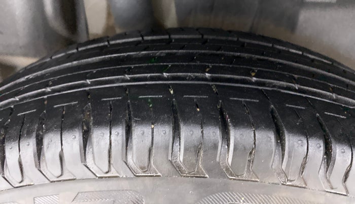 2019 Maruti Swift LXI D, Petrol, Manual, 35,166 km, Right Rear Tyre Tread