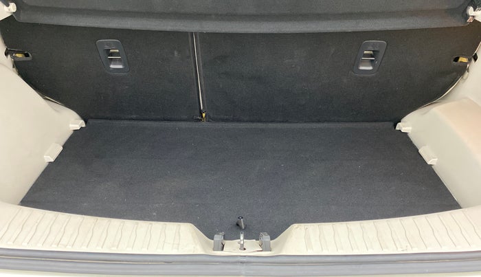 2020 Mahindra XUV300 W8(O), Diesel, Manual, 33,254 km, Boot Inside