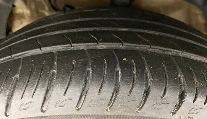 2020 Mahindra XUV300 W8(O), Diesel, Manual, 33,254 km, Left Front Tyre Tread