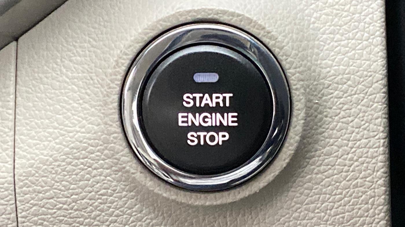2020 Mahindra XUV300 W8(O), Diesel, Manual, 33,254 km, Keyless Start/ Stop Button